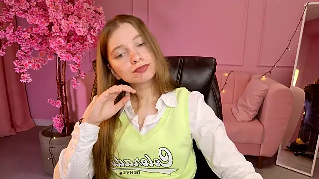 Snapshot of MayaSinabon chatting on 8, 3, 2025 MayaSinabon online show from 8, 3, 2025