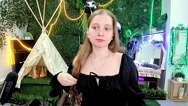 Snapshot of MayaSinabon chatting on 5, 10, 2025 MayaSinabon online show from 5, 10, 2025