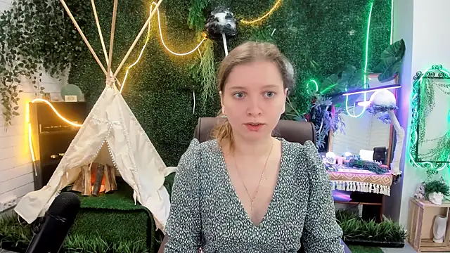Snapshot of MayaSinabon chatting on 11, 10, 2025 MayaSinabon online show from 11, 10, 2025