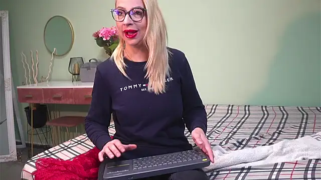 CelineConner online show from 17, 1, 2025