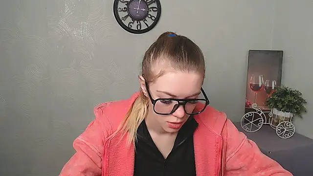 Snapshot of AliceFlirtt_ chatting on 28, 2, 2025 AliceFlirtt online show from 28, 2, 2025