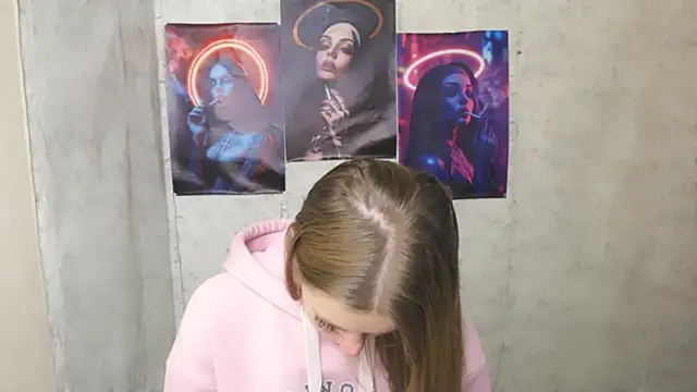 Snapshot of AliceFlirtt_ chatting on 11, 11, 2025 AliceFlirtt online show from 11, 11, 2025