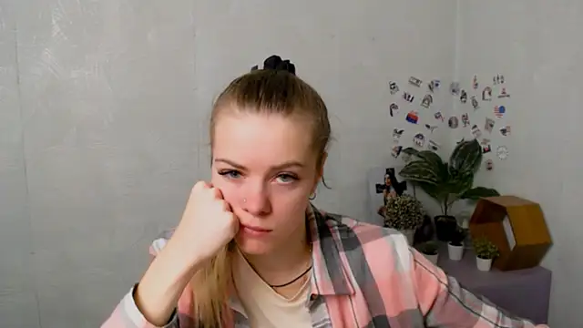 Snapshot of AliceFlirtt_ chatting on 25, 11, 2025 AliceFlirtt online show from 25, 11, 2025