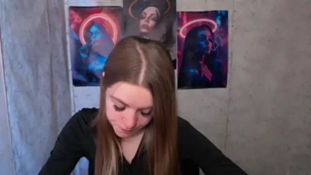 Snapshot of AliceFlirtt_ chatting on 4, 12, 2025 AliceFlirtt online show from 4, 12, 2025