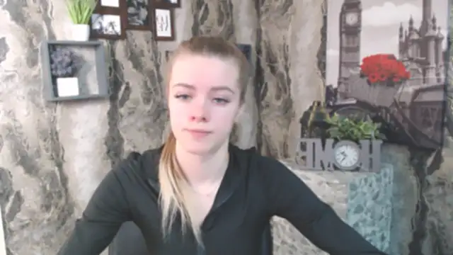 Snapshot of AliceFlirtt_ chatting on 5, 12, 2025 AliceFlirtt online show from 5, 12, 2025