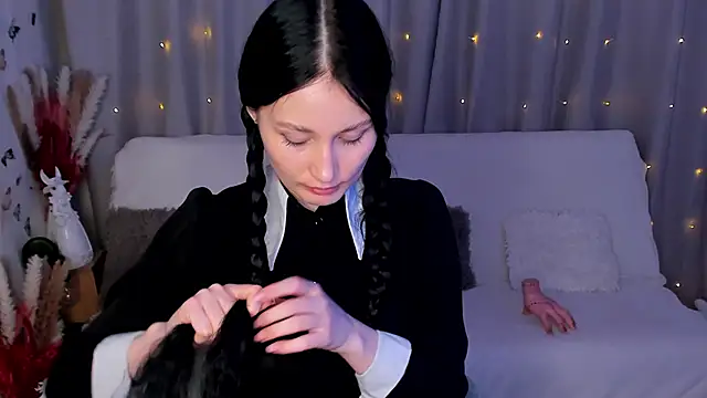 LisaMooore online show from 13, 2, 2025