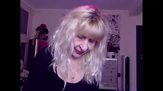 Snapshot of HornyMilf_555 chatting on 15, 10, 2025 HornyMilf 555 online show from 15, 10, 2025