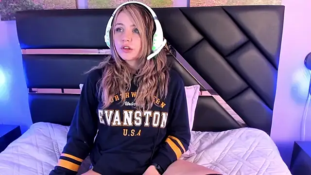 Snapshot of Annie_mone chatting on 17, 12, 2024 Annie mone online show from 17, 12, 2024