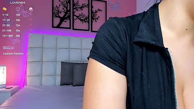 Snapshot of Emily_roux chatting on 4, 1, 2025 Emily roux online show from 4, 1, 2025