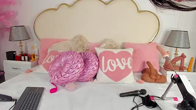 CahitlinBell online show from 12, 11, 2025