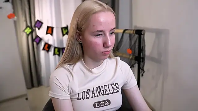 Snapshot of Cassie_Kelman chatting on 20, 10, 2025 Cassie Kelman online show from 20, 10, 2025