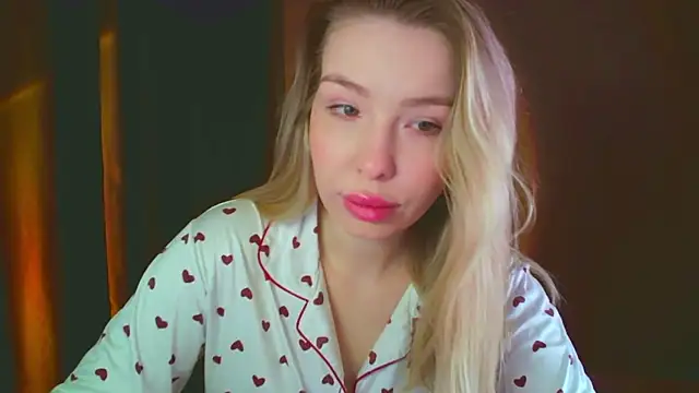 Snapshot of mia_raspberrie chatting on 18, 12, 2024 mia raspberrie online show from 18, 12, 2024