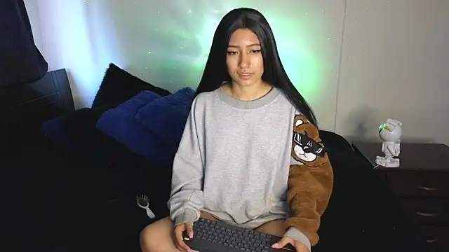 Snapshot of tony_and_sophia chatting on 14, 12, 2024 tony and sophia online show from 14, 12, 2024