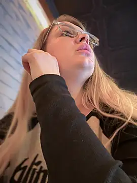 Teya moon  online show from 5, 3, 2025