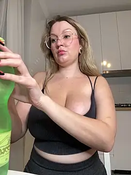 Teya moon  online show from 5, 11, 2025