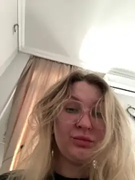 Teya moon  online show from 22, 11, 2025