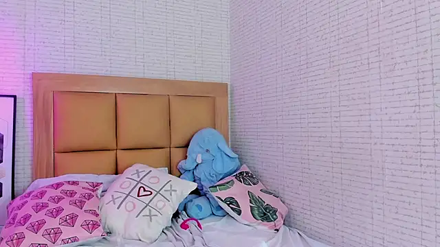 Snapshot of LARSONMIA chatting on 11, 1, 2025 LARSONMIA online show from 11, 1, 2025