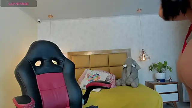 Snapshot of LARSONMIA chatting on 1, 2, 2025 LARSONMIA online show from 1, 2, 2025