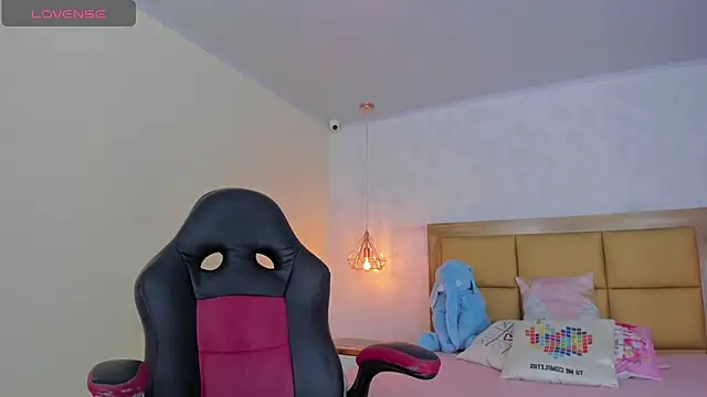 Snapshot of LARSONMIA chatting on 10, 3, 2025 LARSONMIA online show from 10, 3, 2025