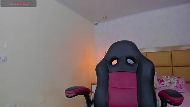 Snapshot of LARSONMIA chatting on 11, 3, 2025 LARSONMIA online show from 11, 3, 2025