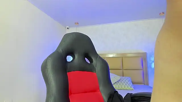 Snapshot of LARSONMIA chatting on 1, 10, 2025 LARSONMIA online show from 1, 10, 2025