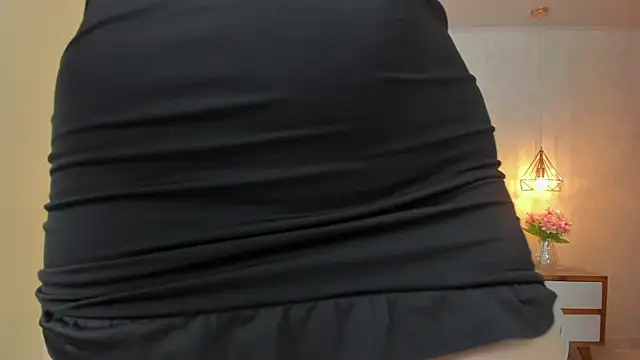 Snapshot of LARSONMIA chatting on 6, 10, 2025 LARSONMIA online show from 6, 10, 2025