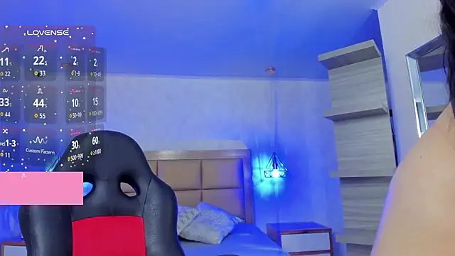 Snapshot of LARSONMIA chatting on 7, 10, 2025 LARSONMIA online show from 7, 10, 2025