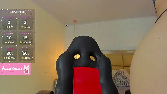 Snapshot of LARSONMIA chatting on 8, 10, 2025 LARSONMIA online show from 8, 10, 2025