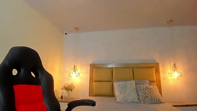 Snapshot of LARSONMIA chatting on 15, 10, 2025 LARSONMIA online show from 15, 10, 2025