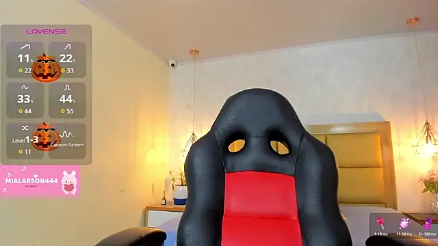 Snapshot of LARSONMIA chatting on 17, 10, 2025 LARSONMIA online show from 17, 10, 2025