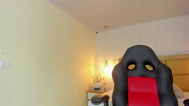 Snapshot of LARSONMIA chatting on 20, 10, 2025 LARSONMIA online show from 20, 10, 2025