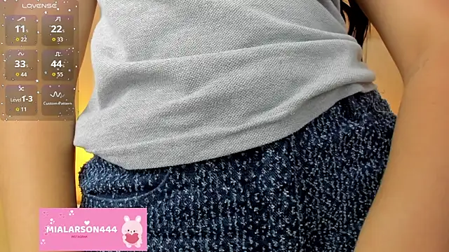 Snapshot of LARSONMIA chatting on 12, 11, 2025 LARSONMIA online show from 12, 11, 2025