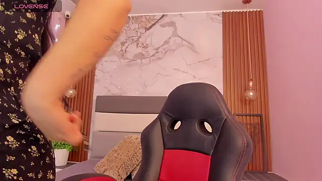 Snapshot of LARSONMIA chatting on 21, 11, 2025 LARSONMIA online show from 21, 11, 2025