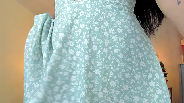 Snapshot of LARSONMIA chatting on 2, 12, 2025 LARSONMIA online show from 2, 12, 2025