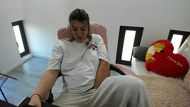 Dyana Kaylinn online show from 7, 4, 2026