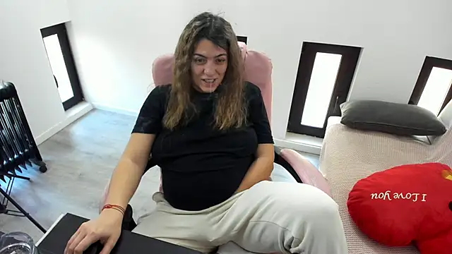 Dyana Kaylinn online show from 18, 4, 2026