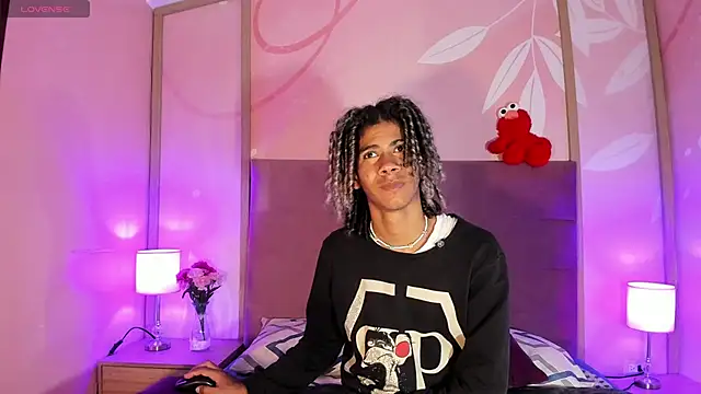 Snapshot of Maxim-Walker chatting on 4, 2, 2025 Maxim-Walker online show from 4, 2, 2025