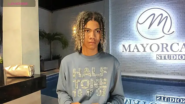 Snapshot of Maxim-Walker chatting on 2, 3, 2025 Maxim-Walker online show from 2, 3, 2025