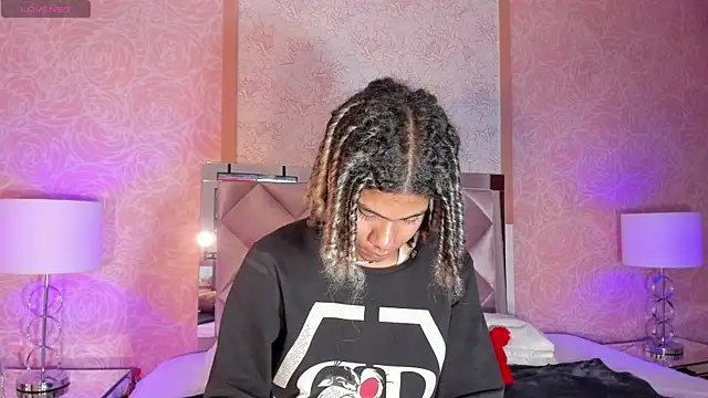 Snapshot of Maxim-Walker chatting on 5, 3, 2025 Maxim-Walker online show from 5, 3, 2025