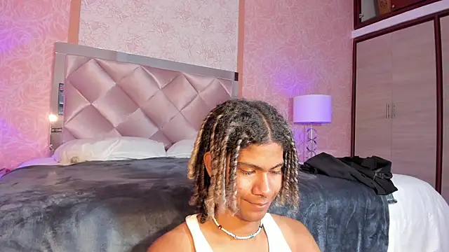 Snapshot of Maxim-Walker chatting on 5, 3, 2025 Maxim-Walker online show from 5, 3, 2025