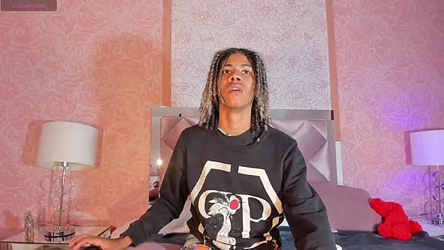 Snapshot of Maxim-Walker chatting on 6, 3, 2025 Maxim-Walker online show from 6, 3, 2025