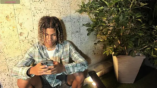 Snapshot of Maxim-Walker chatting on 8, 3, 2025 Maxim-Walker online show from 8, 3, 2025