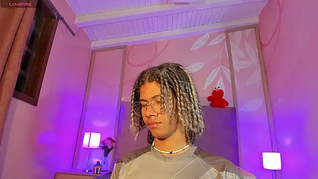 Snapshot of Maxim-Walker chatting on 9, 3, 2025 Maxim-Walker online show from 9, 3, 2025