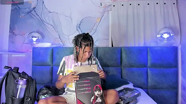 Snapshot of Maxim-Walker chatting on 10, 9, 2025 Maxim-Walker online show from 10, 9, 2025