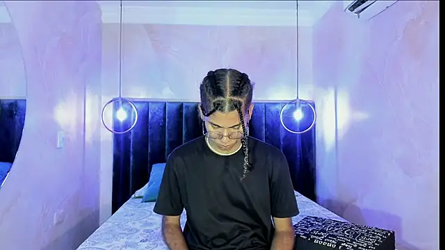 Snapshot of Maxim-Walker chatting on 4, 11, 2025 Maxim-Walker online show from 4, 11, 2025