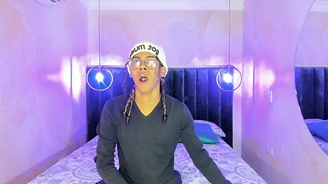 Snapshot of Maxim-Walker chatting on 9, 11, 2025 Maxim-Walker online show from 9, 11, 2025