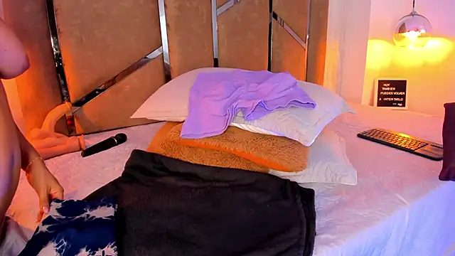 Martinaa Jones  online show from 3, 3, 2025