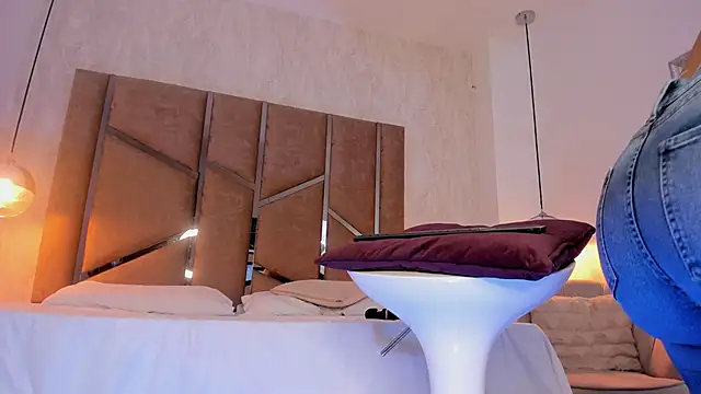 Martinaa Jones  online show from 11, 9, 2025