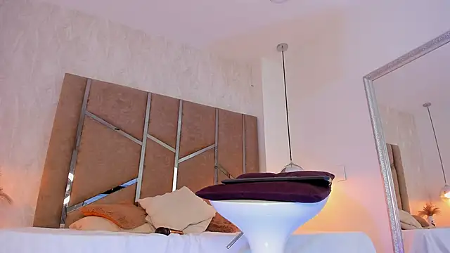 Martinaa Jones  online show from 14, 10, 2025