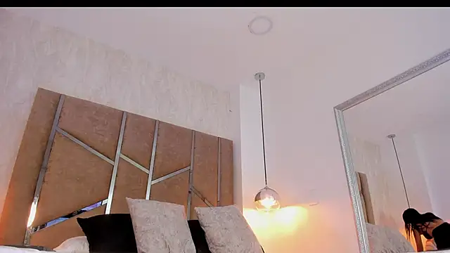 Martinaa Jones  online show from 17, 12, 2025